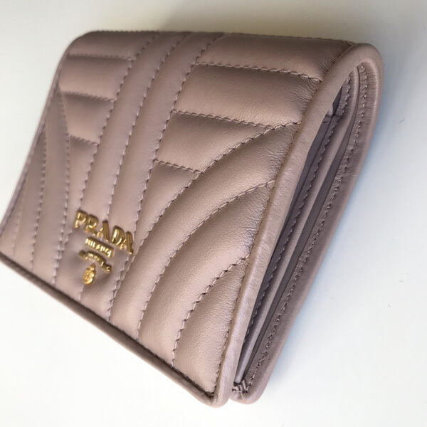2019新作素敵《PRADA プラダスーパーコピー》ソフトカーフ コンパクト財布 CAMMEO